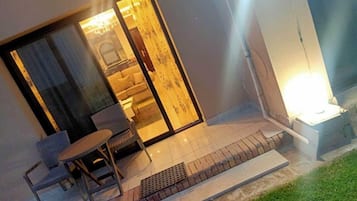 Deluxe Studio | Ruang tamu | 32 inci televisyen LCD dengan kabel, TV, pendiangan