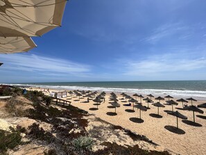 Vlak bij het strand, ligstoelen aan het strand