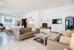 Smart TV, chimenea, libros y videoteca 