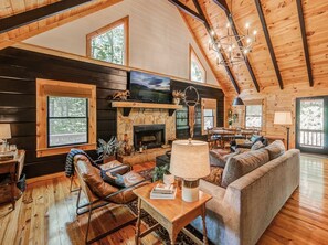 Cabin, nhiều giường, bồn tắm nước nóng | Khu phòng khách | TV, lò sưởi