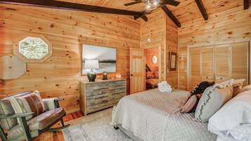 Cabin, Multiple Beds, Hot Tub | 3 bedrooms, individually decorated, individually furnished, free WiFi