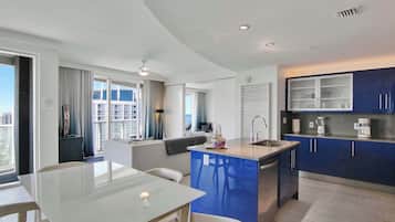 Condo, Multiple Beds, Balcony, Partial Ocean View (Sapphire Suite) | Interior