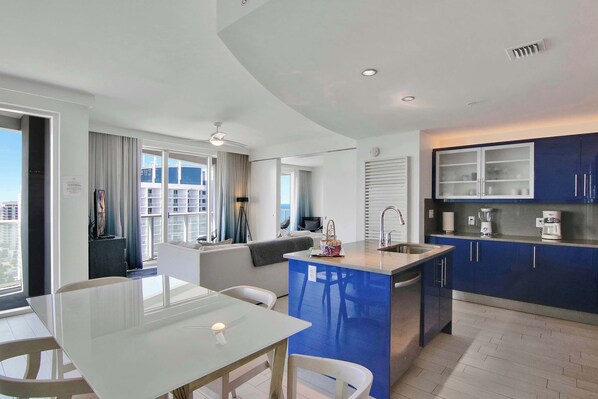 Condo, varias camas, balcón, vista parcial al océano (Sapphire Suite) | Interior