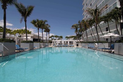 Sapphire Suite Beachfront, Gym + Pool!