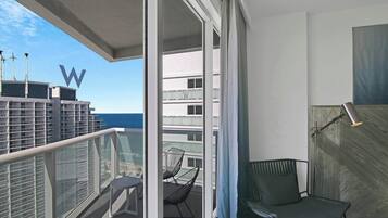 Condo, Multiple Beds, Balcony, Partial Ocean View (Sapphire Suite) | Interior
