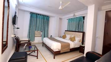 8 bedrooms, WiFi, bed sheets