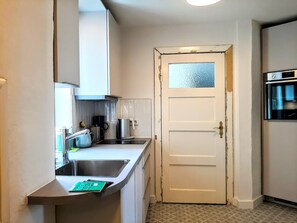 Frigorifero, forno, piano cottura, lavastoviglie