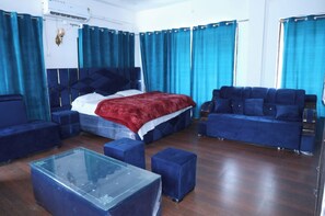 Desk, free WiFi, bed sheets - Hotel Omkaar and Restaurant (Chinyalisaur)