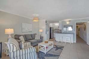 Condo, várias camas, sacada, vista para o oceano (Sunrise…Sunset) | Área de estar | TV de tela plana 42 polegadas com canais digitais