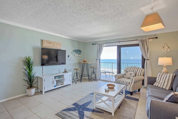 Apartment, Mehrere Betten, Balkon, Meerblick (Sunrise…Sunset) | Wohnbereich | 42-Zoll-Flachbildfernseher mit Digitalempfang