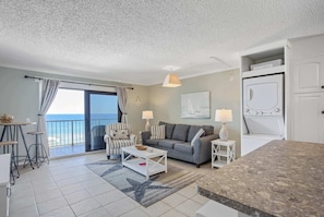 Appartamento, letti multipli, balcone, vista oceano (Sunrise…Sunset) | Area soggiorno | TV a schermo piatto 42 pollici con canali digitali