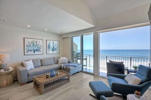 Apartment, Mehrere Betten, Balkon, Meerblick (Seaside Sunset) | Wohnbereich | 42-Zoll-Flachbildfernseher mit Digitalempfang