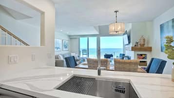 Apartment, Mehrere Betten, Balkon, Meerblick (Seaside Sunset) | Innenbereich