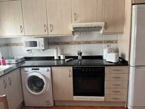 Refrigerador, microondas, horno y parrilla de estufa 