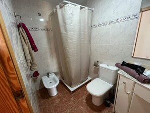 Dutxa, assecador de cabells, bidet i tovalloles
