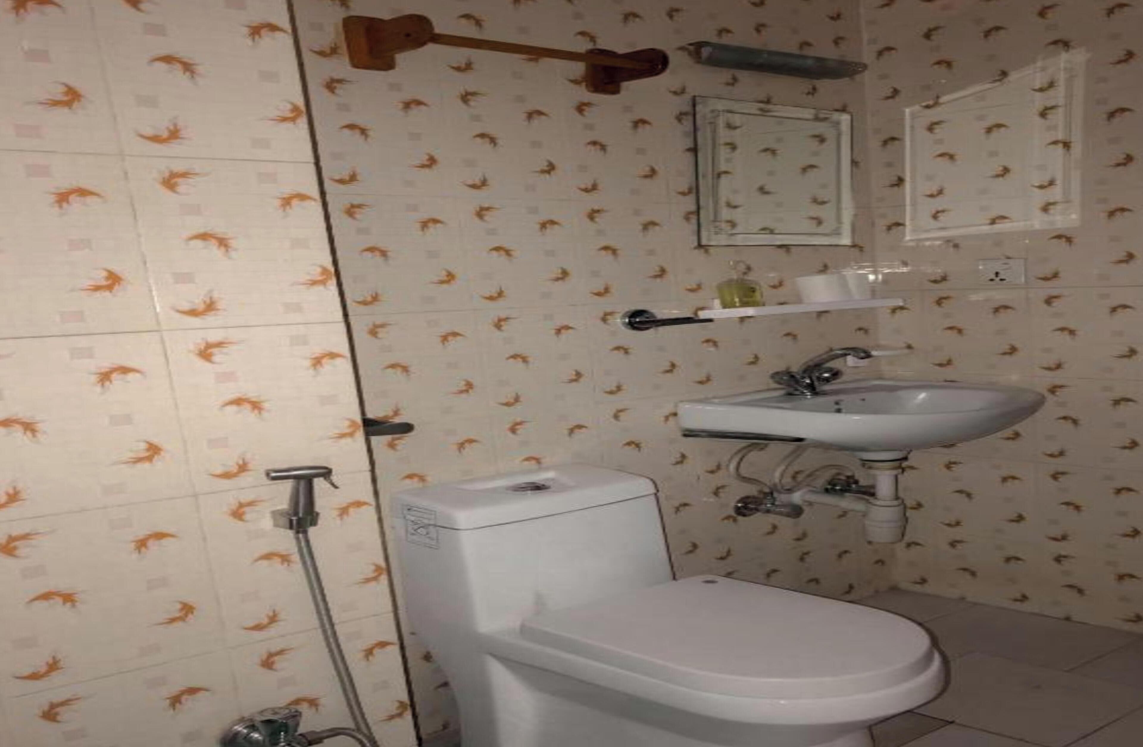 Ducha, cabezal de ducha tipo lluvia, toallas, jabón