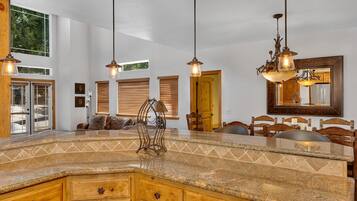 Rumah, Beberapa Tempat Tidur, patio, pemandangan gunung (Timber Lodge) | Dapur pribadi | Lemari es, microwave, oven, dan kompor