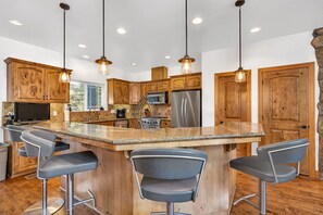 Casa, várias camas, varanda, vista para a montanha (Timber Lodge) | Cozinha privada | Geladeira, micro-ondas, fogão, cooktop