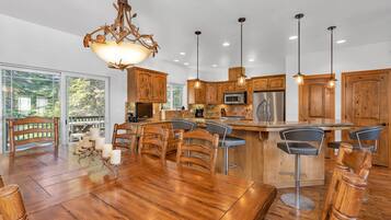 Rumah, Beberapa Tempat Tidur, patio, pemandangan gunung (Timber Lodge) | Dapur pribadi | Lemari es, microwave, oven, dan kompor