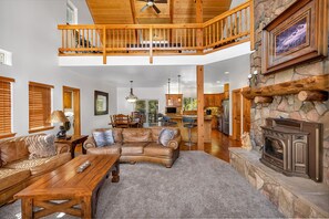 منزل - عدة أسرّة - برواق - منظر للجبل (Timber Lodge) | منطقة المعيشة | تلفزيون، مدفأة