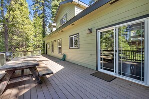 Property grounds - Timber Lodge - 5 Min to Shaver Lake! (Shaver Lake)