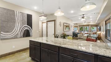 House, Multiple Beds, Balcony, Mountain View (That Lakefront Taneycomo House) | Interior