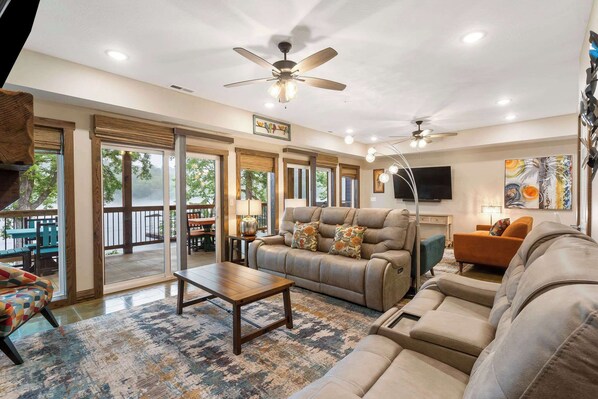 House, Multiple Beds, Balcony, Mountain View (That Lakefront Taneycomo House) | Living area | 55-inch flat-screen TV with digital channels - That Lakefront Taneycomo House - Branson (Branson)