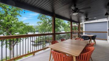 Ferienhaus, Mehrere Betten, Balkon, Bergblick (That Lakefront Taneycomo House) | Speisen im Freien