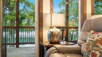 House, Multiple Beds, Balcony, Mountain View (That Lakefront Taneycomo House) | Living area | 55-inch flat-screen TV with digital channels