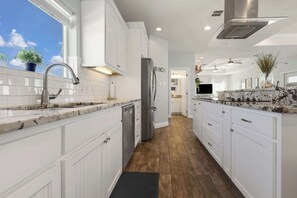 Maison, Plusieurs lits, patio, vue sur l’océan (The Reserve At Park Place) | Cuisine privée | Réfrigérateur, four à micro-ondes, un four, surface de cuisson