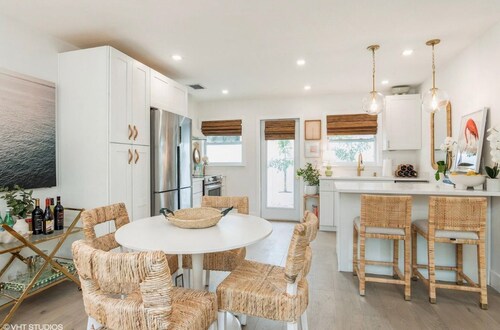 WPB Private Luxury 2 Bedroom Escape in Antique Row