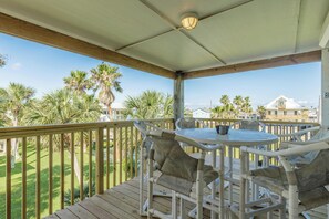 Casa, várias camas, varanda, vista para a piscina (The Oasis) | Opções para refeição ao ar livre