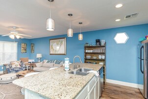 House, Multiple Beds, Patio, Pool View (The Oasis) | Interior