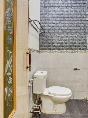 Standard Double Room | Bathroom | Shower, bidet, towels