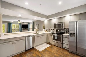 Condo, varias camas, balcón, vista al jardín (Tranquil Pondview Retreat) | Cocina privada | Cafetera y tetera