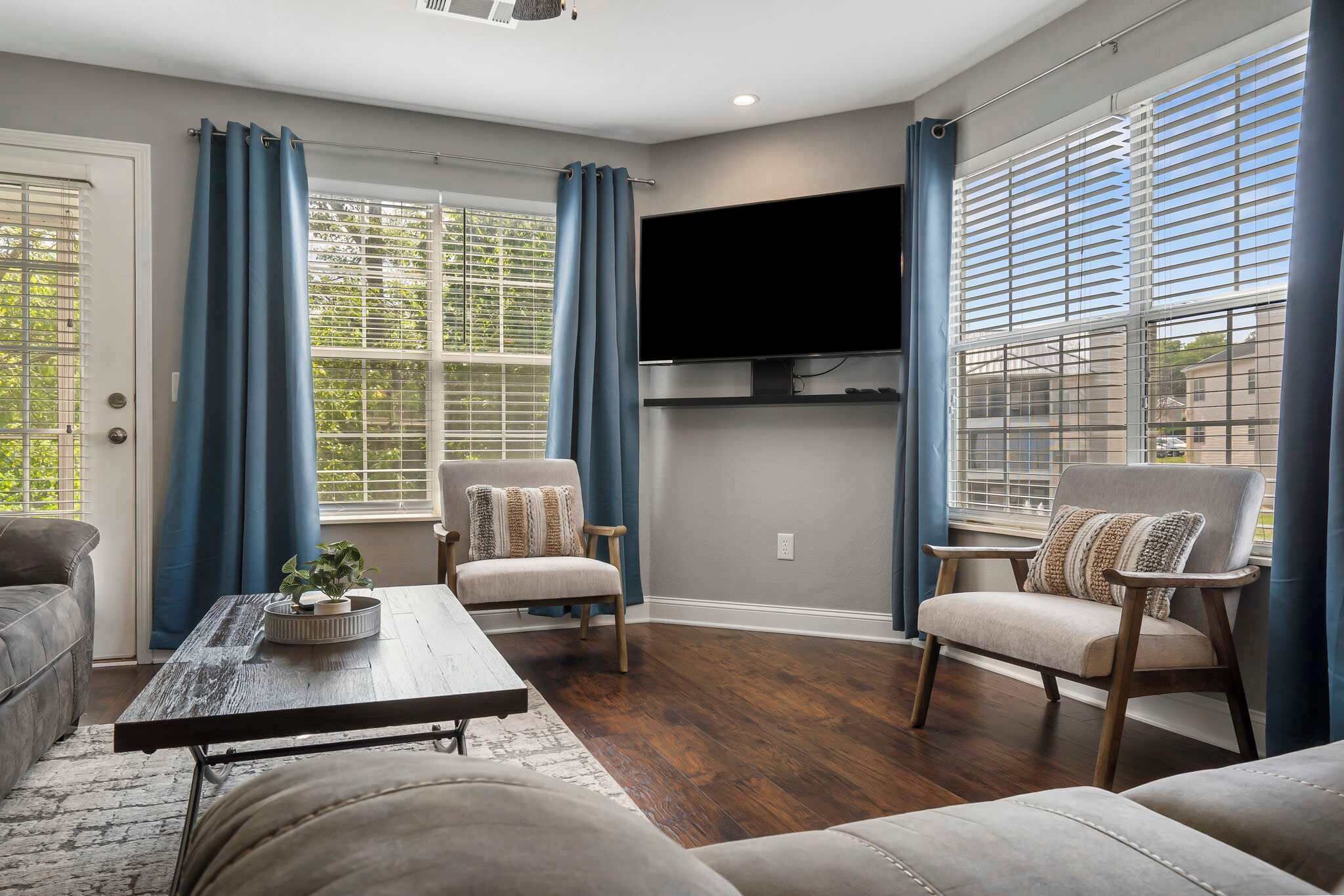 Condo, varias camas, balcón, vista al jardín (Tranquil Pondview Retreat) | Área de sala de estar | Televisión de pantalla plana de 42 pulgadas con canales digitales 