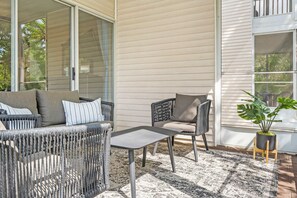 Condo, varias camas, balcón, vista al jardín (Tranquil Pondview Retreat) | Terraza o patio