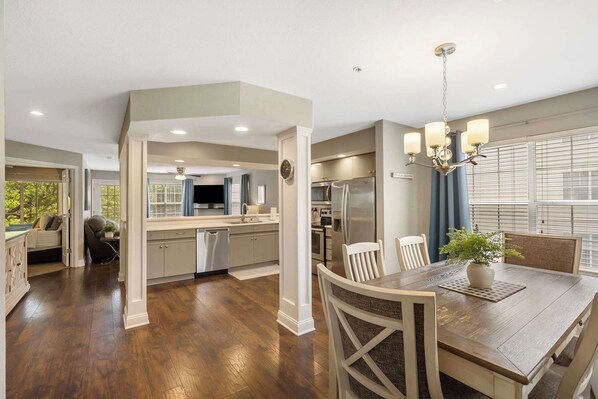 Condo, varias camas, balcón, vista al jardín (Tranquil Pondview Retreat) | Restaurantes