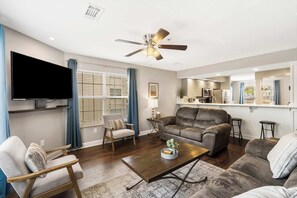 Condo, varias camas, balcón, vista al jardín (Tranquil Pondview Retreat) | Área de sala de estar | Televisión de pantalla plana de 42 pulgadas con canales digitales