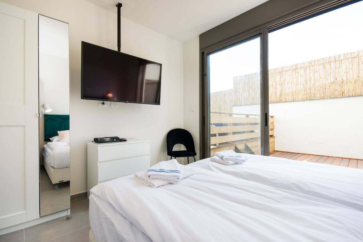 Suite with Jet-Pool and Hot Tub (2) | 2 bedrooms, in-room safe