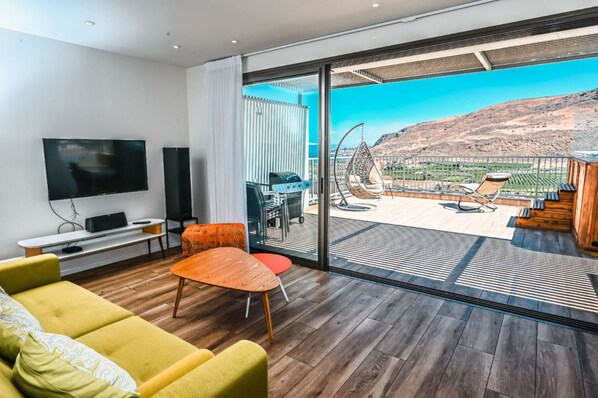 Suite with Hot Tub (18) | Living area