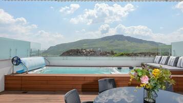 2 outdoor pools