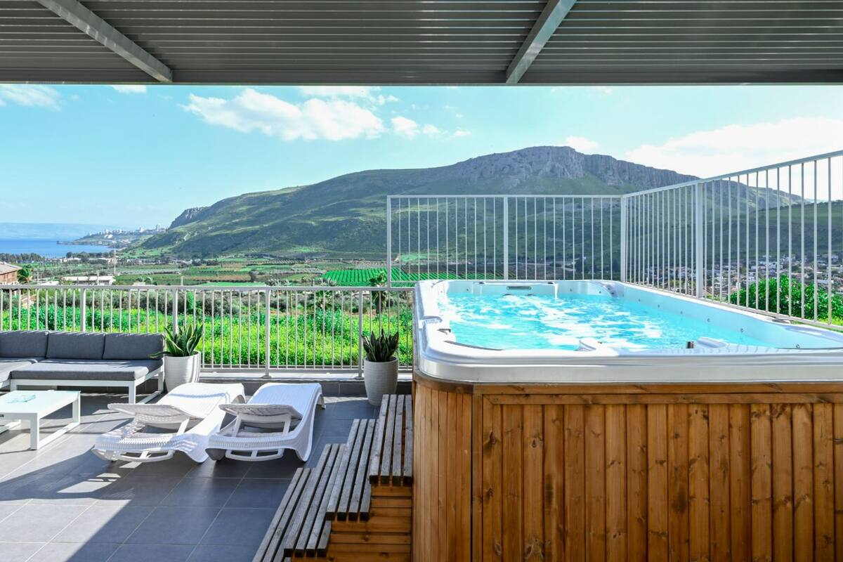 Mini suite with Hot Tub (19) | Jetted bathtub
