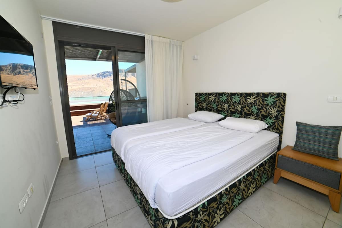 Suite with Jet-Pool and Hot Tub (3) | 2 bedrooms, in-room safe