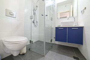 Baignoire et douche séparées, baignoire à jets, sÚche-cheveux