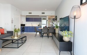 King Suite with Private Pool (1) | Wohnbereich | 34-Zoll-Flachbildfernseher mit Kabelempfang, Fernseher