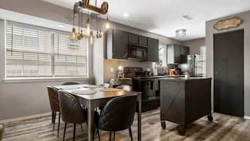 Condo, várias camas, sacada, vista para o jardim (Time Traveler Suite) | Cozinha privada | Cafeteira/chaleira, mesas de jantar