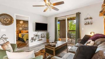 Condo, várias camas, sacada, vista para o jardim (Time Traveler Suite) | 2 quartos, individualmente decorados, individualmente mobiliados