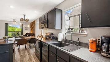 Condo, várias camas, sacada, vista para o jardim (Time Traveler Suite) | Cozinha privada | Cafeteira/chaleira, mesas de jantar