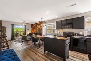 Condo, Multiple Beds, Balcony, Garden View (Time Traveler Suite) | Interior